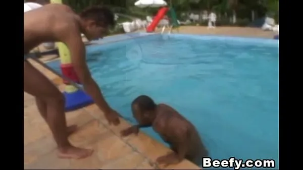 Κλιπ μονάδας δίσκου HD Beefy Gays get a hard fuck beside the pool