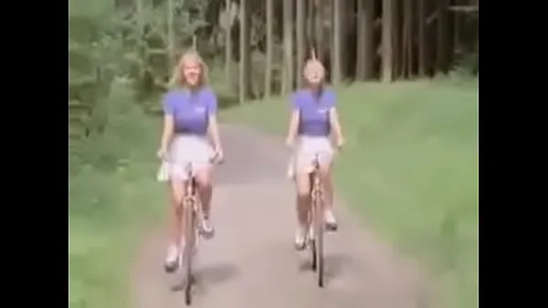 HD Blonde teens ride bikes-drevklip