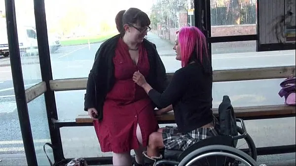高清Leah Caprice and her lesbian lover flashing at a busstop驱动器剪辑