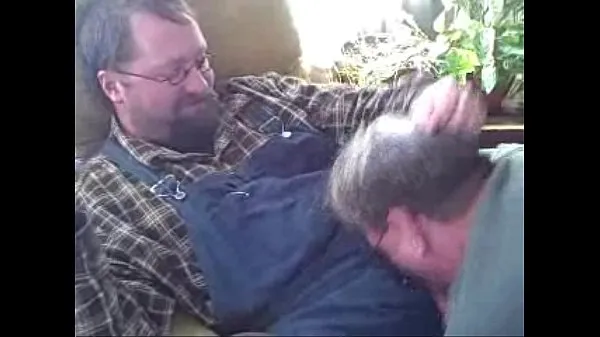 HD Cigar Daddy Top Gets His Cock Sucked by Old Man-stasjonsklipp