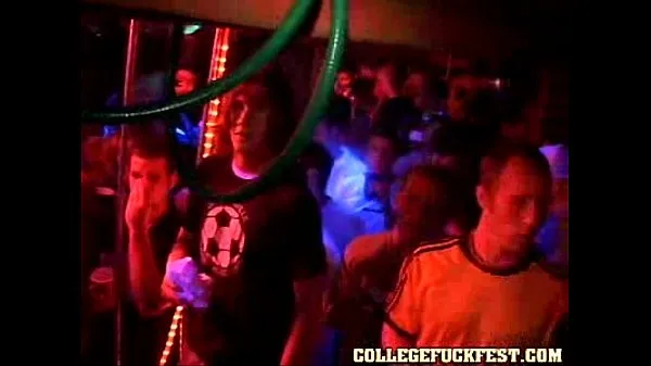 Clips de unidad HD Chica al azar se folla a un tipo en una fiesta universitaria en público