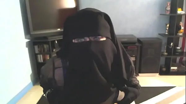 HD Muslim girl revealing herself-stasjonsklipp
