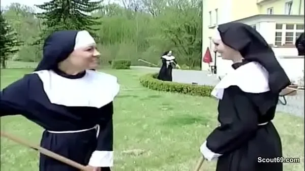 Klipy z jednotky HD Horny nun is secretly deflowered by the craftsman