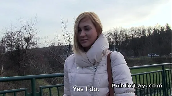 Чешская студентка платит блондинке за публичный секс