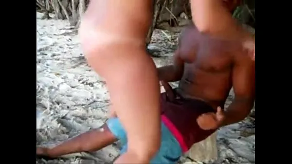 Подросток скачет на случайном мальчике на пляже без презерватива на каникулах своей девочки