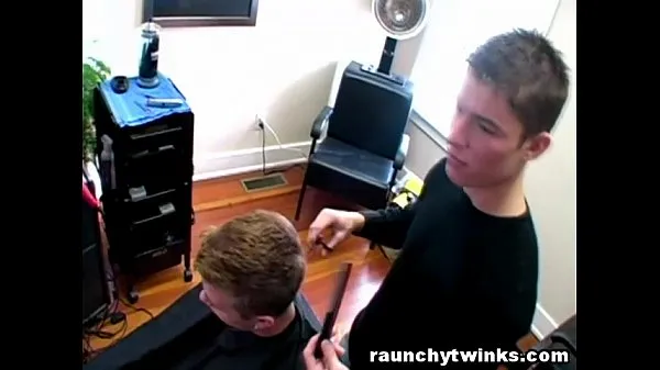 Posnetki pogona HD Horny Gay Blows His Cute Hairdresser At The Salon