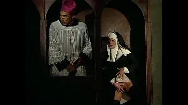 Священник трахает монахиню на исповеди
