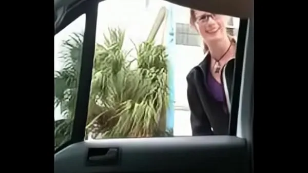 مقاطع محرك الأقراص عالية الدقة exhibitionist receives help proposal from a passerby and cum in front of her