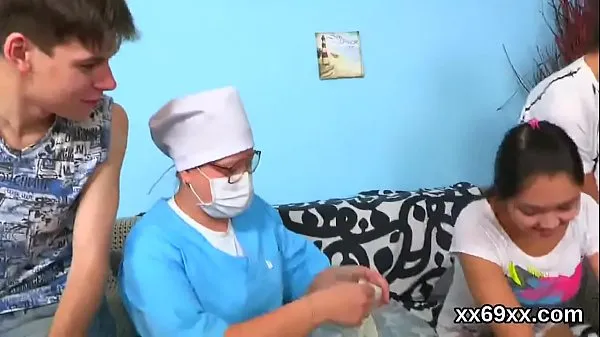 Clip ổ đĩa HD Man assists with hymen physical and drilling of virgin cutie