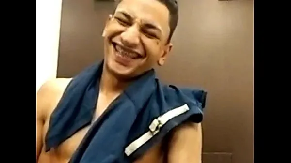 Klip berkendara Young favelado shows off his hot cock on cam HD