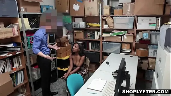 HD-Shy ebony shoplifter got caught and fucks with the security-asemaleikkeet