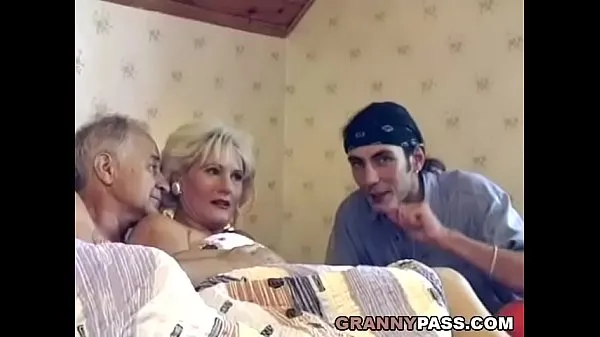 Klip berkendara Granny Threesome HD