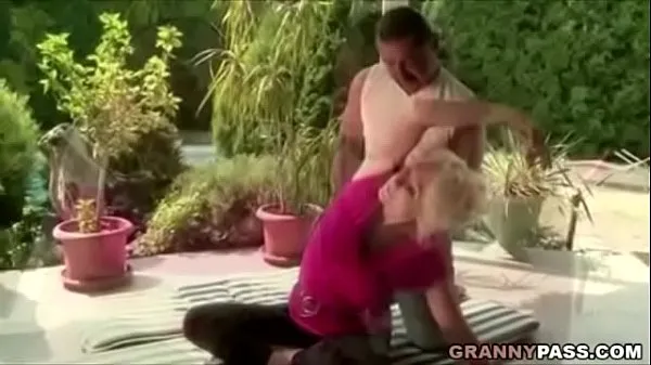 HD Granny Fucks New Yoga Teacher schijfclips