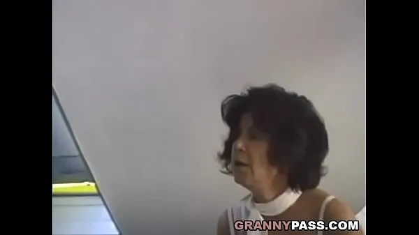 Posnetki pogona HD Hairy Grandma Takes Young Dick