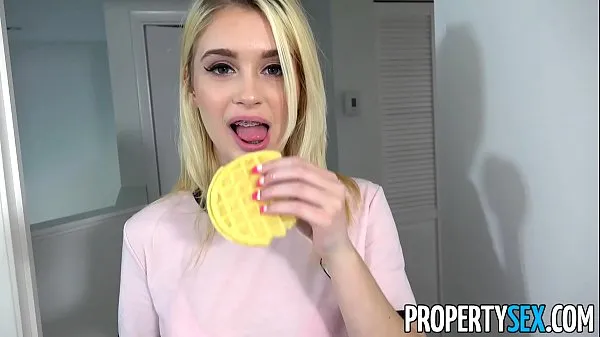 Klipy z jednotky HD PropertySex - Hot petite blonde teen fucks her roommate