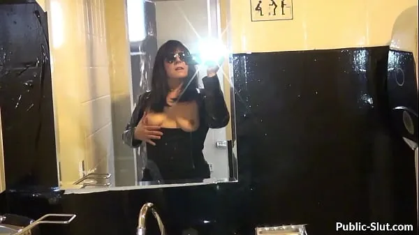 HD Hot wife films herself while flashing and having sex in public-stasjonsklipp