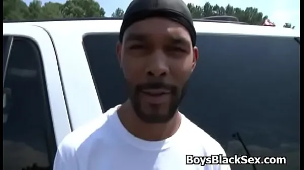 HD White gay man gives handjob in the car to black dude-stasjonsklipp