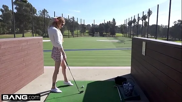 Klipy z jednotky HD Nadya Nabakova puts her pussy on display at the golf course