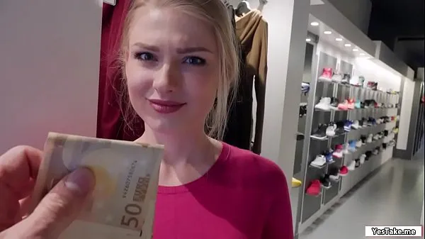 HD Russian sales attendant sucks dick in the fitting room for a grand-stasjonsklipp