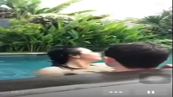 HD Indonesian fuck in pool during live-stasjonsklipp