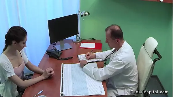HD Slim patient fucks on examining bed sürücü Klipleri