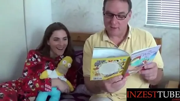 HD step Daddy Reads Daughter a Bedtime Story Klip pemacu