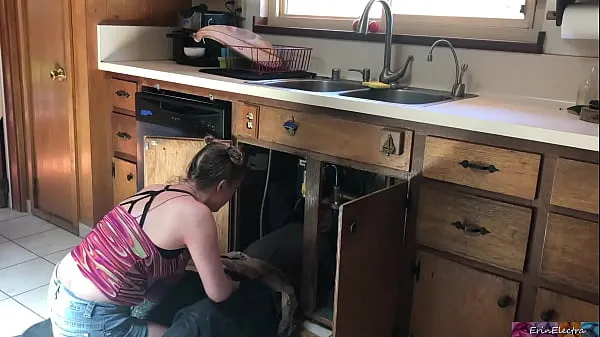 HD lucky plumber fucked by teen - Erin Electra schijfclips