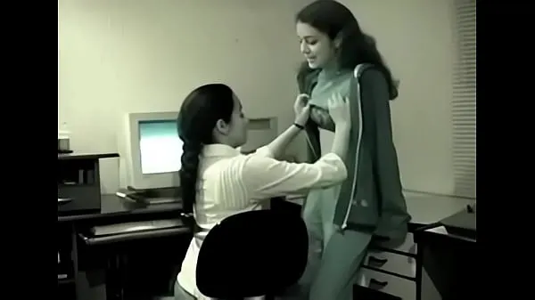 Κλιπ μονάδας δίσκου HD Two young Indian Lesbians have fun in the office