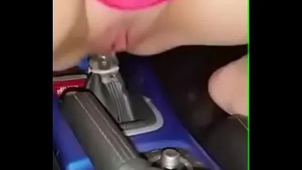高清Beautiful girl fucking gear of car on the front seat on fear gear驱动器剪辑
