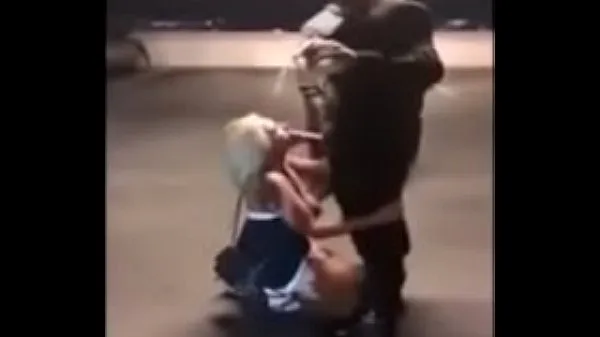 Klip berkendara Blonde MILF sucks black cock in an elevator HD