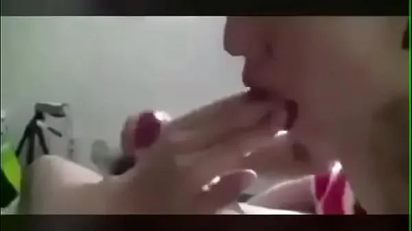 HD Sucking fingers and wanking cock schijfclips