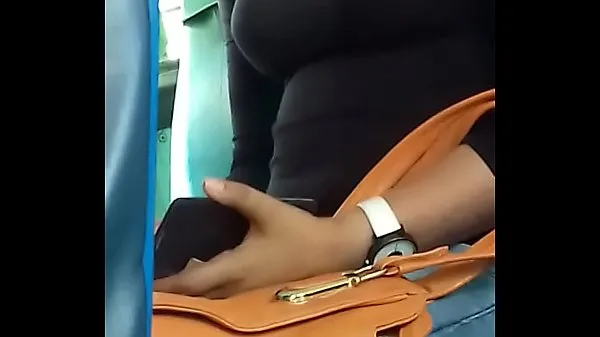 HD Sexy girl boobs show in bus-enhetsklipp