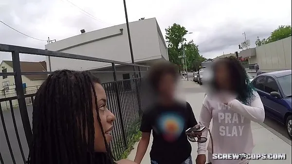 高清CAUGHT! Black girl gets busted sucking off a cop during rally驱动器剪辑