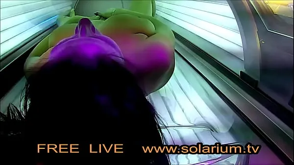 高清Horny Girl with big breasts masturbates under the solarium驱动器剪辑