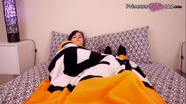 HD meia-irmã com tesão deita na cama e fode sozinha em casa clipes da unidade