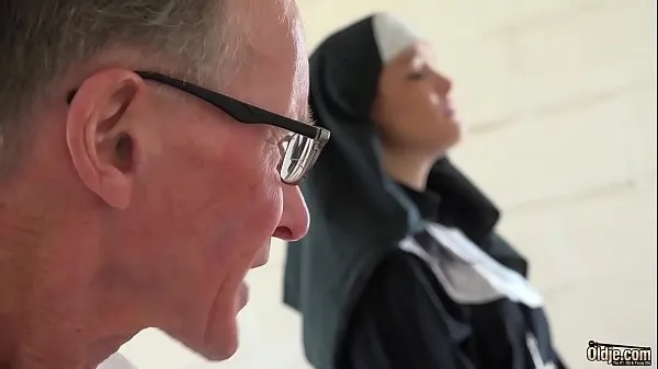 HD Sexy young nun has sex for the first time with a grandpa in the confessional sürücü Klipleri