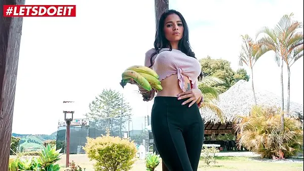 Klip berkendara Latina Teen Babe shows what she does after work HD