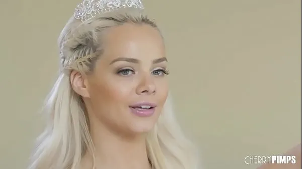 HD Hot babe Elsa Jean is interviewed and crowned Cherry of the Year schijfclips