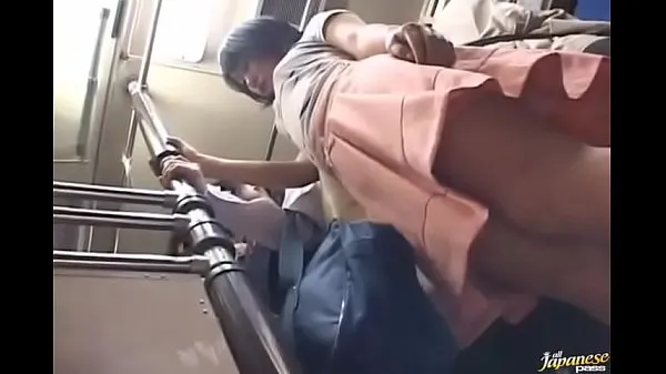 Clips de unidad HD Colegiala japonesa follando en público en el tren
