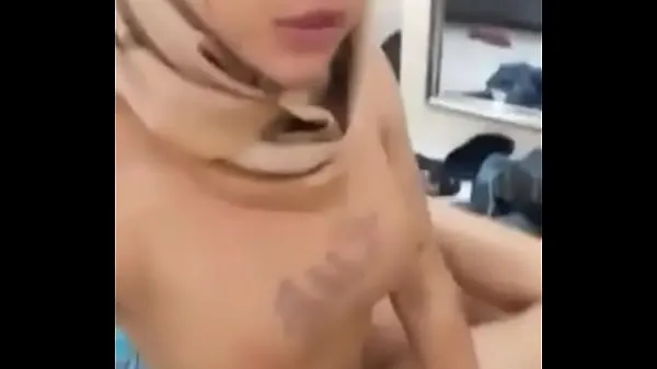 Klip berkendara Hijab ladyboy from Indonesia HD