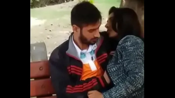 Κλιπ μονάδας δίσκου HD Couple caught kissing in the park