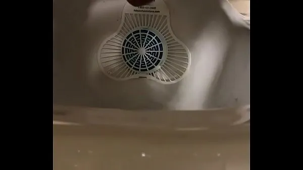 Klipy z jednotky HD Young Asian boy jerks off in restroom