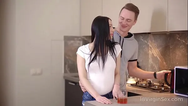 HD 18-летний девственный секс - милая брюнетка сдается своему возбужденному парню на кухнедисковые клипы