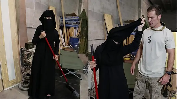 HD TOUR OF BOOTY - Muslim Woman Sweeping Floor Gets Noticed By Horny American Soldier Klip pemacu