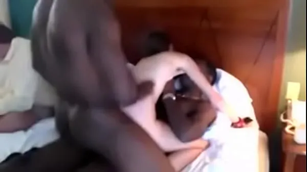 HD wife double penetrated by black lovers while cuckold husband watch-drevklip