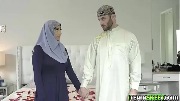 Clips de unidad HD Mujer joven y caliente con hiyab se desnuda y monta la carne de hombre de su novio