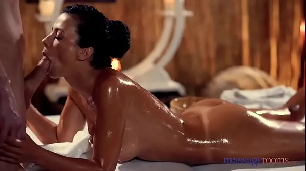 Klipy z jednotky HD Massage Rooms Sexy brunettes hot tight slick tanned body fucked