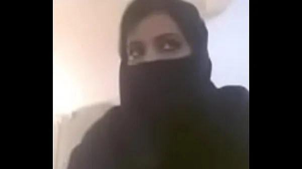Klipy z jednotky HD Muslim hot milf expose her boobs in videocall