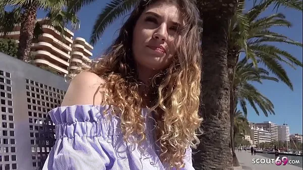 Clips de lecteur SCOUT ALLEMANDE - La touriste Magaluf Candice pour de l'argent sur la plage baisée au casting de la rue HD