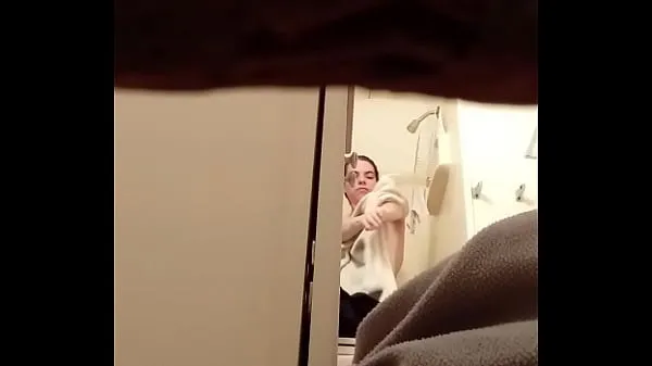 HD Spying on sister in shower-drevklip